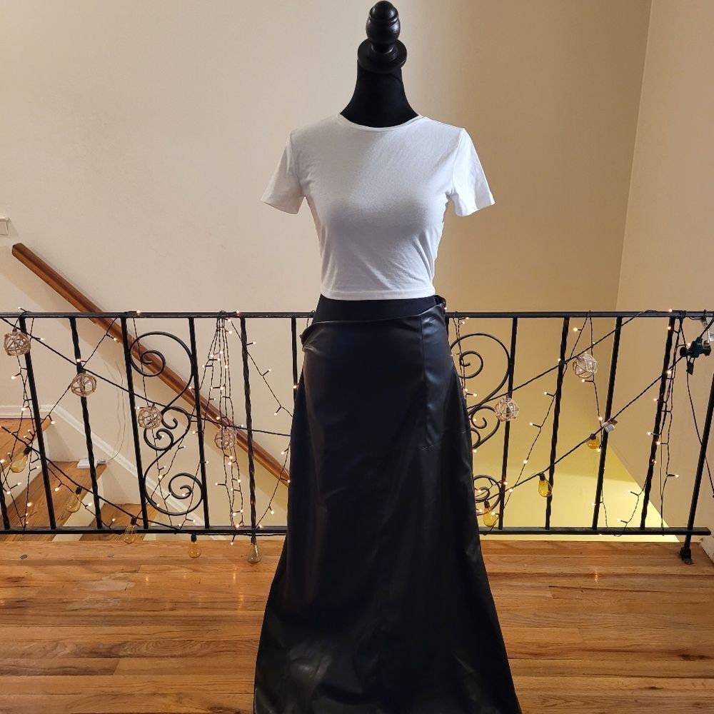 Chic Black Midi Skirt - Picture 7 of 13
